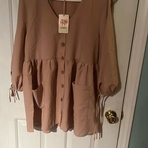 Entry NWT button up, BOHO vibe size medium. Tan oversized